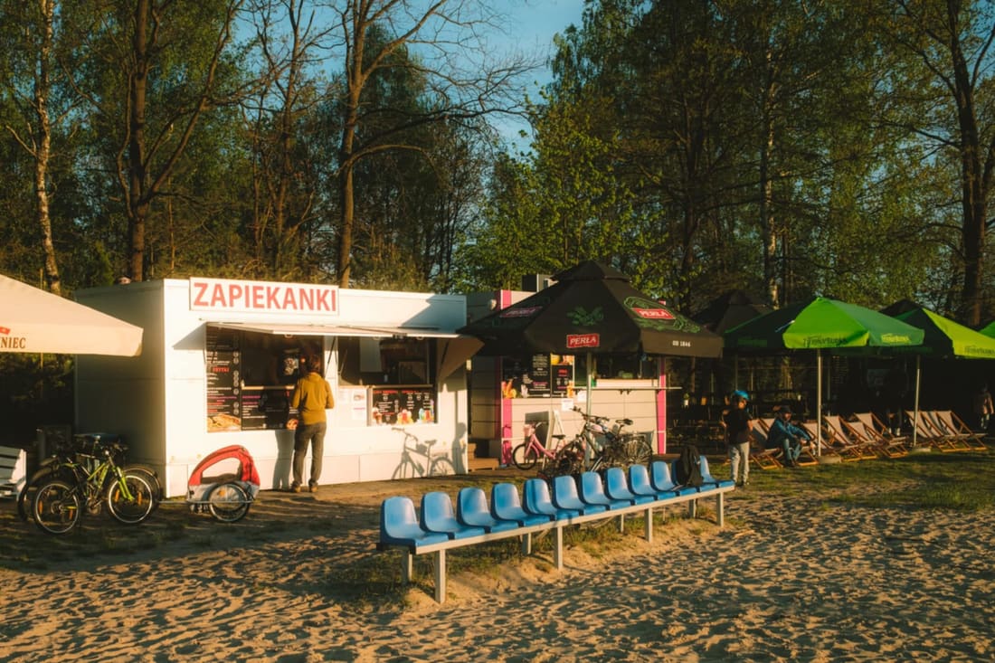 Budka Zapiekanki Przystanek z zewnątrz, tuż przy plaży nad zalewem w Biłgoraju